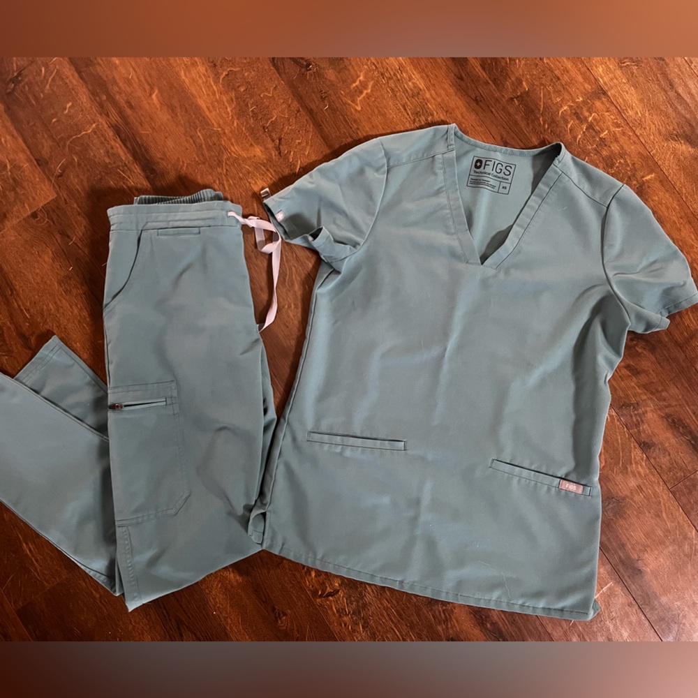 FIGS XS limited edition sea-foam green - Casma 2 pocket top and Yola slim pants